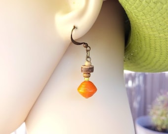 Regalo perfecto, pendientes de cuentas de papel barnizadas en naranja para Halloween, madera, madera de coco y cuentas de semillas, ganchos de metal de bronce.