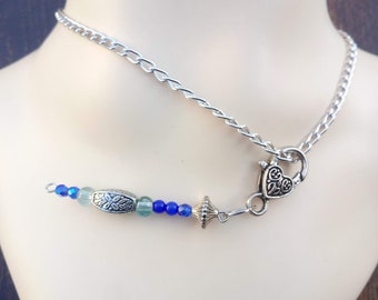Cadeau parfait, Bijou collier ou bijou de sac chaîne plaqué argent offerte, pendentif perles cristal, verre bleu et perles argentées
