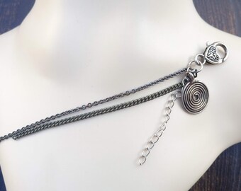 Cadeau parfait, Bijou pendentif breloque spirale en argent tibétain, chaînes argentées, grand fermoir mousqueton