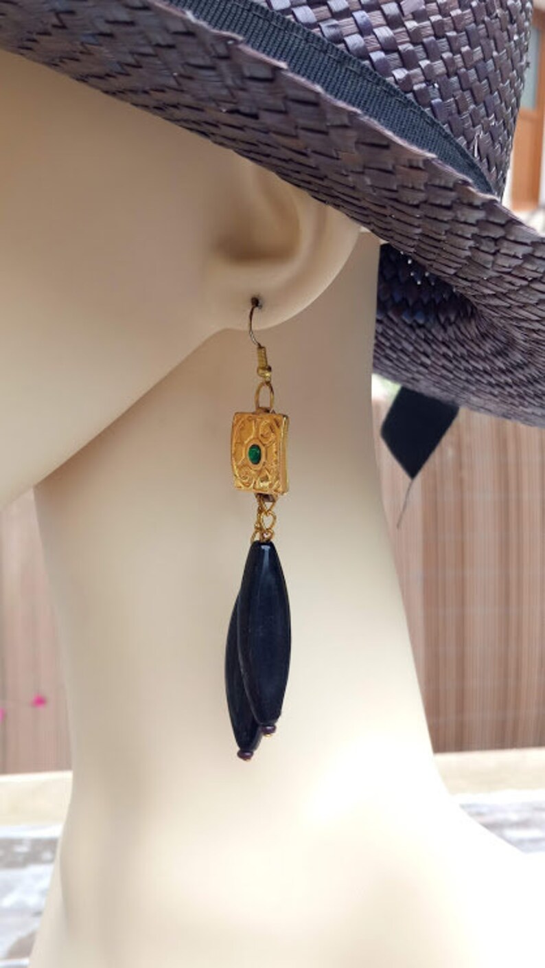 chic and elegant jewellery style nickel-free and unleaded gold ties Gold and black metal earrings