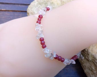 Stretch bracelet in transparent crystal quartz and red glass