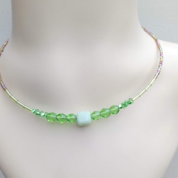 Cadeau parfait, collier ras de cou fil mémoire recouvert de perles verre Lampwork vert pâle, cristal vert, rocaille vert et jaune clair