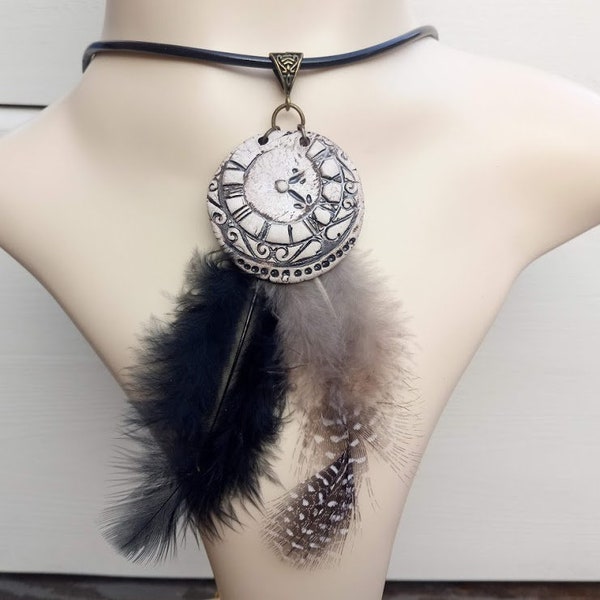 Cadeau parfait, collier pendentif élément céramique, plumes de pintades et canard, bélière ciselée bronze, tour de cou latex noir