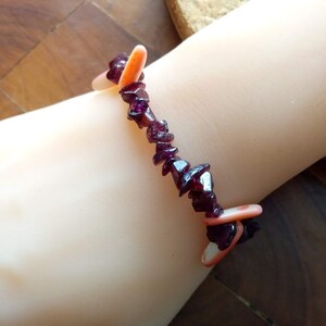 Perfect cadeau, Natuurlijke stretcharmband in roze getinte parelmoer aiguillettes en granaatchips