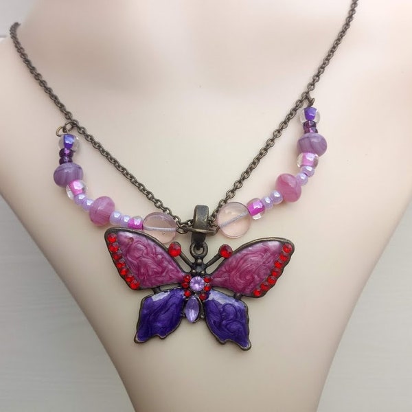 Cadeau parfait, collier pendentif papillon résine et métal émaillé, perles verre et acrylique rose- et violet, chaîne fine bronze