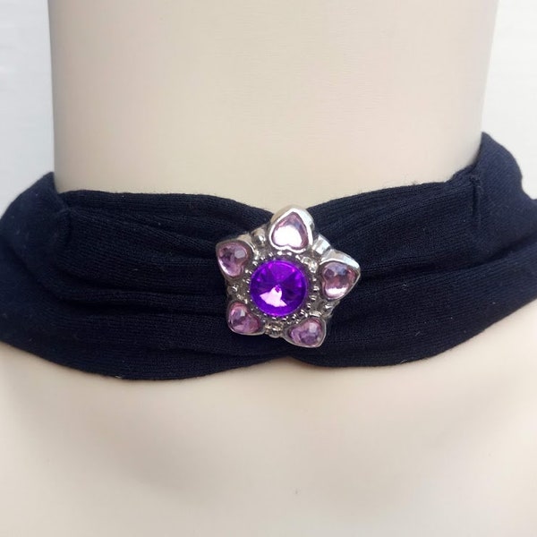 collier motif central bouton strass violet, ras de cou noir en tissu doux, très gros fermoir mousqueton argenté