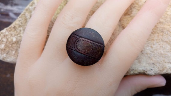 Cadeau parfait, Bague style rock cabochon bouton cuir brut marron, support anneau très large métal bronze