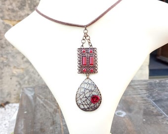 Cadeau parfait, Collier double pendentif en métal cuivré et strass rouge profond, cordon suédine marron chocolat