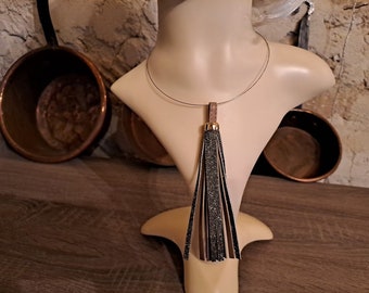Cadeau parfait, collier pendentif pompon lanières en cuir beige et lanières en simili pailleté doré bronze, ras de cou argenté
