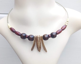 Cadeau parfait, collier nature ras de cou bois marron foncé, camaïeu de marron et aiguillettes de coco, ras de cou bronze fermoir boule