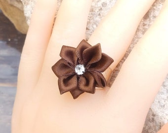 Regalo perfecto, anillo romántico con flor de tela satinada color chocolate y pedrería, soporte ancho ajustable, metal plateado sin níquel.