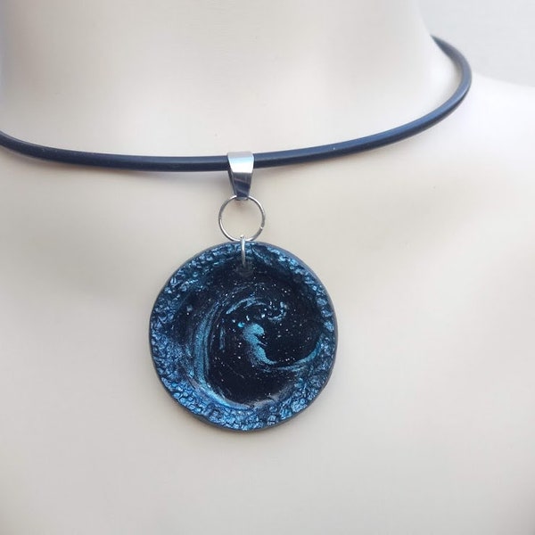 Cadeau parfait, Collier ras de cou latex noir et pendentif fimo bleu, fermoir mousqueton argenté