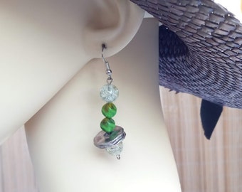 Cadeau parfait, boucles perles vertes nuancées, en forme de cailloux, rondelles métal martelé, verre transparent, sans nickel