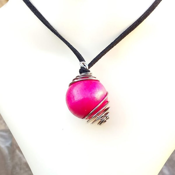 Cadeau parfait, Collier sautoir, pendentif cage renfermant une grosse perle en bois rose, cordon de suédine chocolat