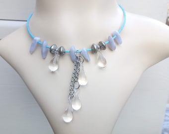 Cadeau parfait, collier perles goutte en verre et métal argenté, ras de cou aiguillettes de calcédoine bleues, rocaille