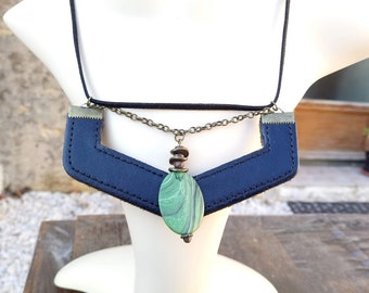 Cadeau parfait, collier boucle de ceinture cuir noir, pendentif agate verte, perles rondelles martelées métal bronze, chaînette bronze