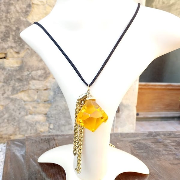 Cadeau parfait, sautoir pendentif géant verre facetté jaune doré lumineux, cordon suédine noire, chaînettes torsadées dorées