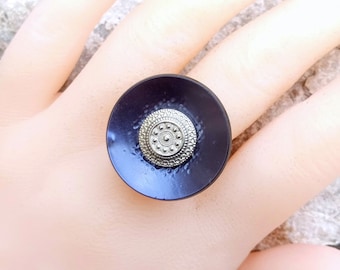 Cadeau parfait, Bague cabochon composé de deux boutons bleu foncé et argenté, support argenté ajustable sans nickel