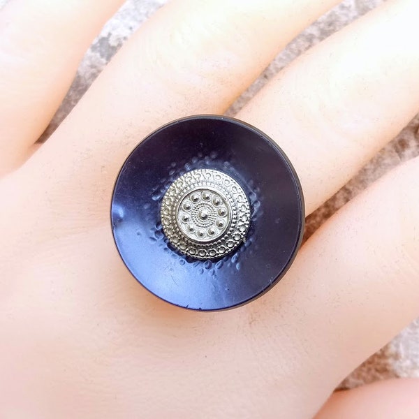 Cadeau parfait, Bague cabochon composé de deux boutons bleu foncé et argenté, support argenté ajustable sans nickel