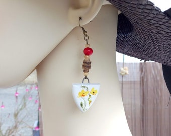 Cadeau parfait, Boucles d'oreilles perles céramique motifs floraux sur fond blanc, bois rouge et beige, bois de coco, crochets bronze