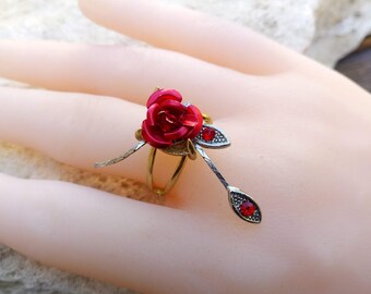 Regalo perfecto, elegante anillo, cabujón rojo rosa con follaje plateado y diamantes de imitación rojos, engaste de latón chapado en oro doble, ajustable
