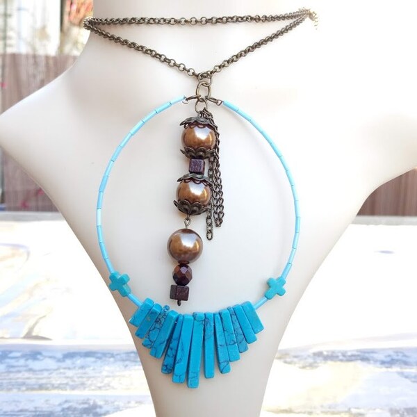 Cadeau parfait, sautoir pendentif anneau ovale, turquoise, chaine bronze, rocaille bleue, perles dorées, bois, chainettes bronze