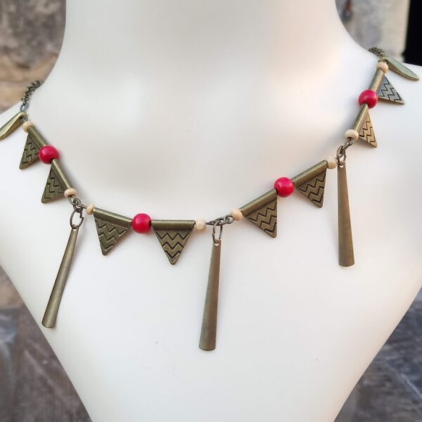 Cadeau parfait, Collier naturel style ethnique, perles de bois rouge et écru, perles triangulaires en métal bronze