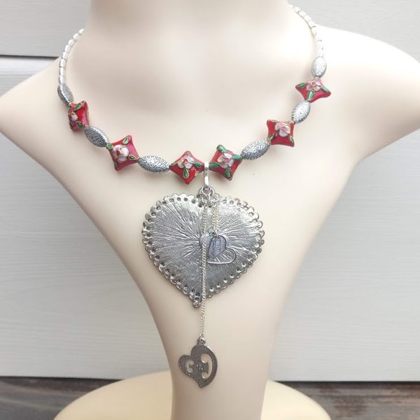 Cadeau parfait, Collier ras de cou pendentif deux cœurs avec perles cloisonnées rouges, breloques argent tibétain, fermoir mousqueton