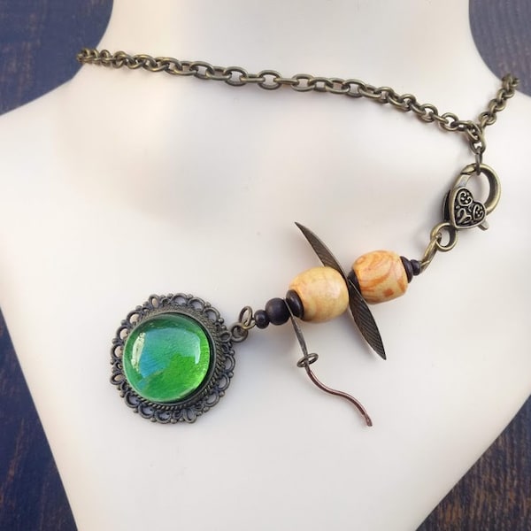 Cadeau parfait, Bijou de sac pendentif, feuilles et breloque bronze, chaîne bronze offerte, médaillon galet verre vert