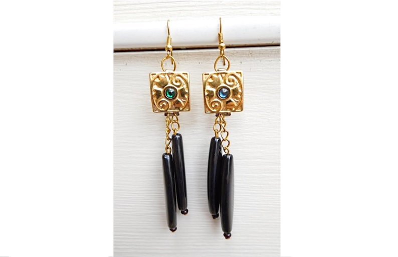 chic and elegant jewellery style nickel-free and unleaded gold ties Gold and black metal earrings