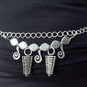 Perfect cadeau, zilveren sieradenriem, modeaccessoire, zilveren metalen bedels in Egyptische stijl, gladde schakelketting