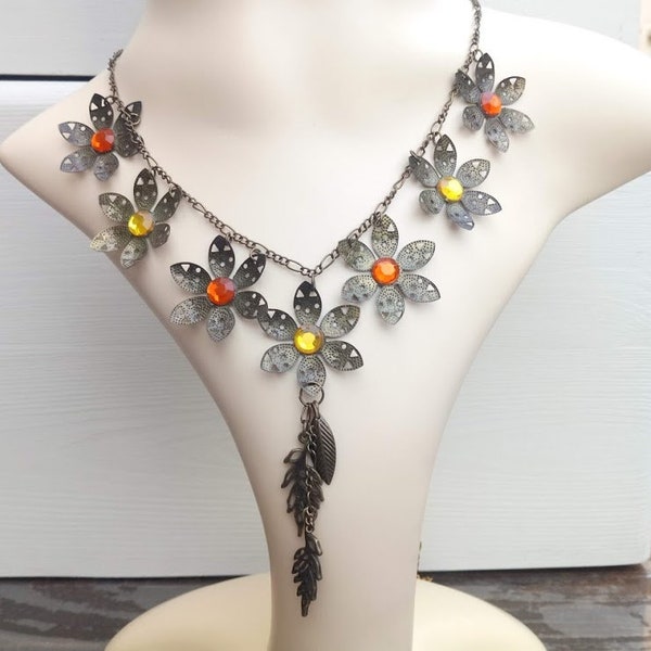 Cadeau parfait, Collier romantique, pendentif breloques feuilles, cabochons strass orange et jaune, coupelles motifs fleurs