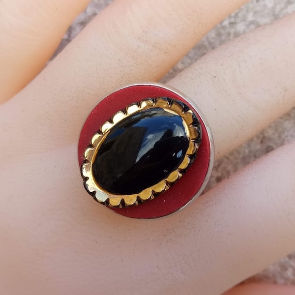 Cadeau parfait, Bague cabochon bouton ancien ovale doré vieilli, verre noir, latex rouge, support ajustable double argenté sans nickel