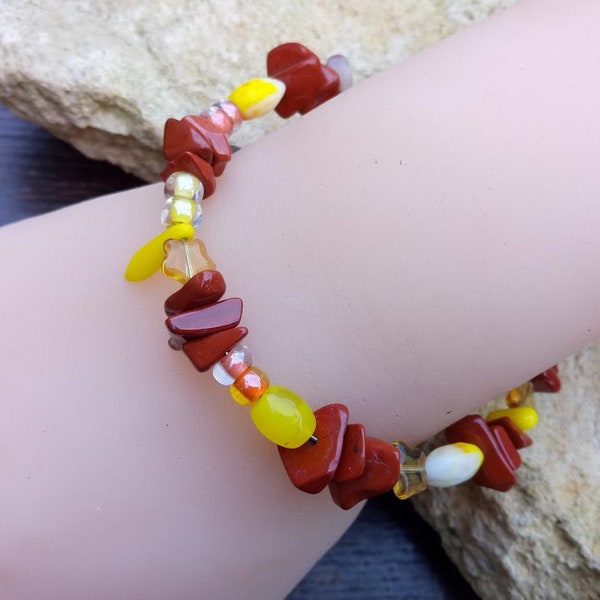 Cadeau parfait, Bracelet perles jaune vif et nuancé, avec chips jaspe rouge de formes irrégulières, fermoir mousqueton