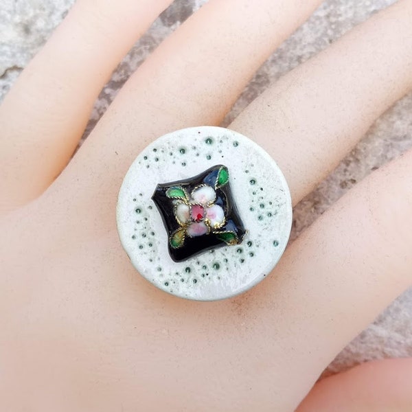 Cadeau parfait, bague cabochon perle cloisonnée émail à dominante noire et rose, bouton céramique et support ajustable double argenté