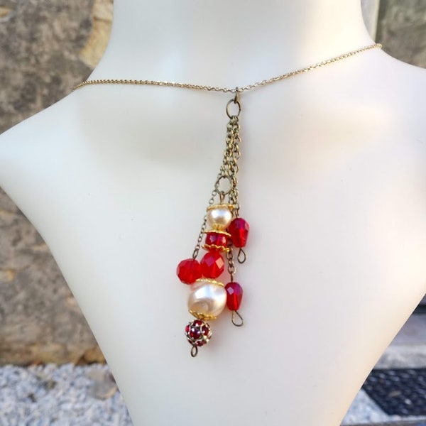 Cadeau parfait, Collier pendentif verre et strass rouge, cristal rouge, nacre, chainettes métal doré, chaine très fine en métal doré