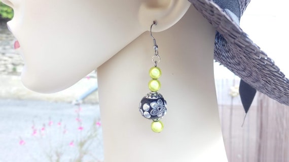 Cadeau parfait, boucles d'oreilles longues avec perles de verre jaune et perle noire, crochets acier inoxydable hypoallergénique