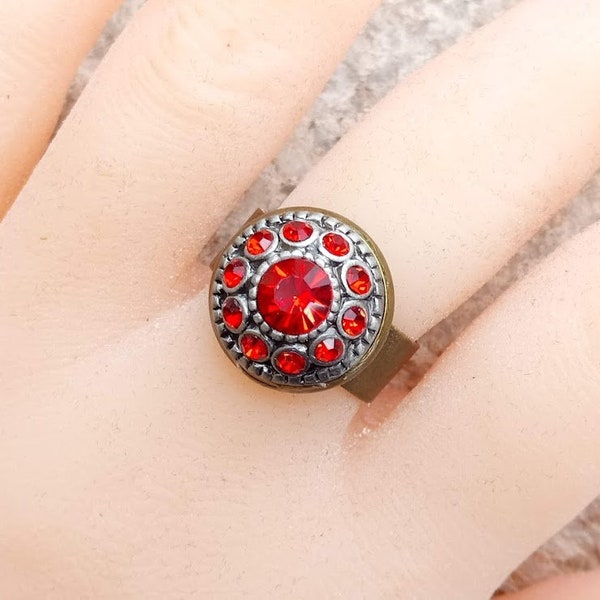 Cadeau parfait, bague style joaillerie, cabochon bouton strass cristal rouge, métal argenté vieilli, support ajustable large bronze