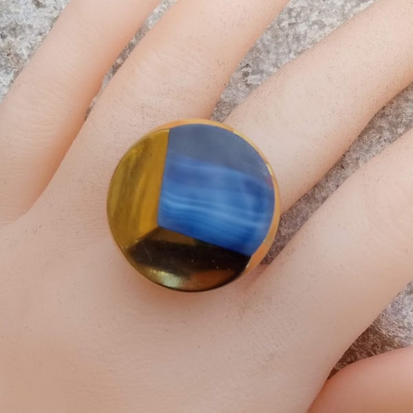 Cadeau parfait, Bague style vintage ronde avec cabochon bouton ancien doré et bleu, support ajustable en métal argenté