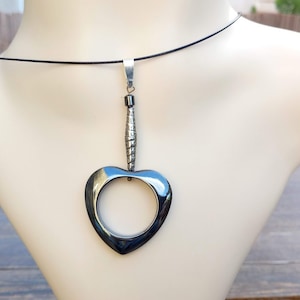 Perfekt present, hematit-hjärthänge med silverberlock, choker av fin tråd, med silverklämma