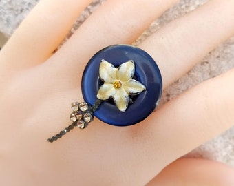 Regalo perfecto, Anillo grande cabujón azul, con estampado floral de strass, soporte ajustable de metal plateado sin níquel