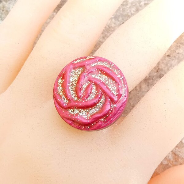 Cadeau parfait, Bague style vintage, bouton en forme de rose de couleur rose pailleté en résine, support ajustable en métal argenté