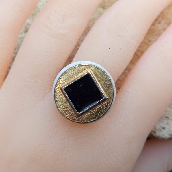 Cadeau parfait, bague gros cabochon bouton ancien losange verre laqué noir, métal doré, nacre, support ajustable double bronze