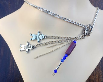 Cadeau parfait, bijou breloques argenté, bleu et violet, bijou de sac chaînettes argentées, verre bleu, bois violet, + chaîne offerte