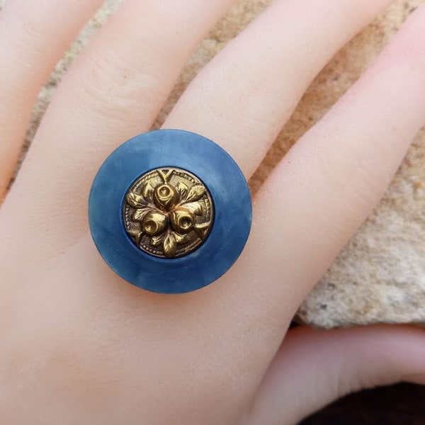 Cadeau parfait, bague style hippie, cabochon gros bouton ancien bakélite bleue et laiton, support ajustable double anneau bronze