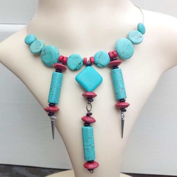Cadeau parfait, Collier plastron cascade de turquoise véritable et perles en bois couleur bordeaux, fermoir magnétique