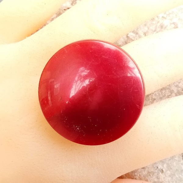 Cadeau parfait, bague géante ronde bordeaux irisé, cabochon bouton en résine, support ajustable effet triple anneau sans nickel