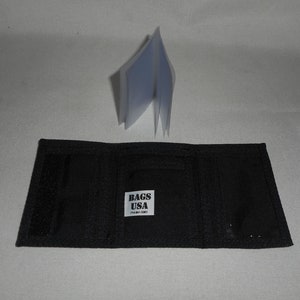 Cartera triple para hombre con múltiples bolsillos interiores y cierre de velcro. Fabricada en EE. UU.