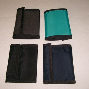 Billetera plegable con cierre de velcro, doble pliegue con bolsillo interior para monedas, fabricada en EE. UU.