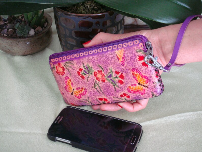 Flowers /& Butterflies Embossed Purple. Change Pursewallet Genuine Leather Wristlet Cell Phone Carry